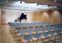 ピアノと椅子の入った ミニコンサートホール